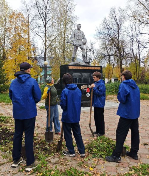 В Лениногорске посадили растения у памятника воинам-интернационалистам