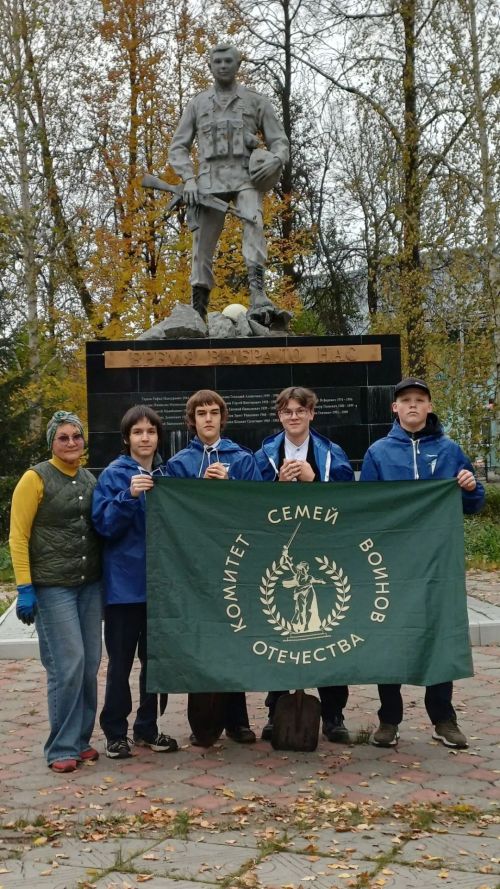 В Лениногорске посадили растения у памятника воинам-интернационалистам