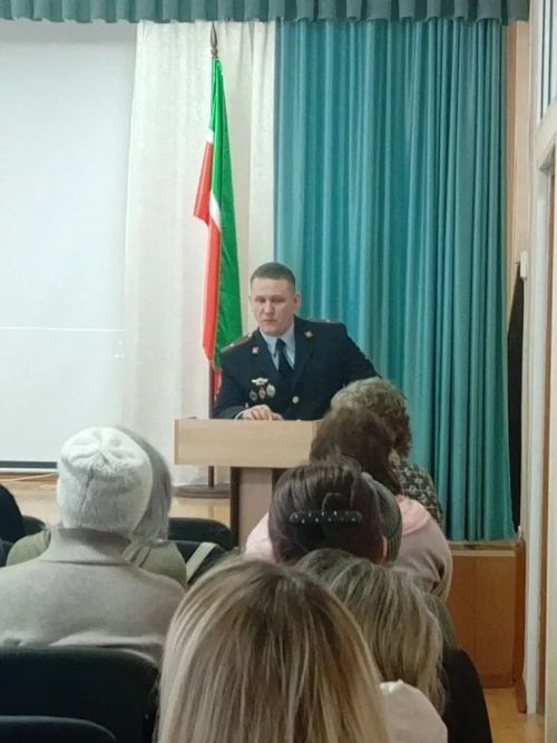 О профилактике правонарушений среди подростков в школе Лениногорска выступил сотрудник полиции