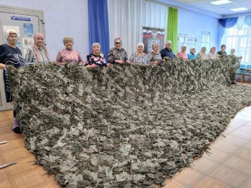 Волонтеры из Лениногорского района изготовили очередную маскировочную сеть