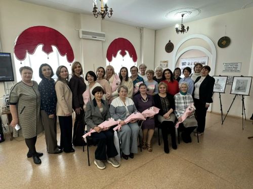 В детской художественной школе Лениногорска открылась первая выставка работ взрослых