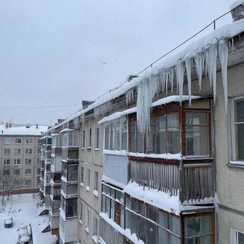 В каких случаях снег с козырька балкона должны чистить жильцы?