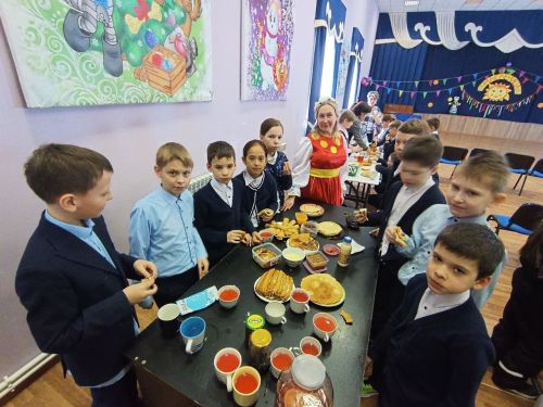Для детей одного из микрорайонов Лениногорска провели праздник с ростовыми куклами