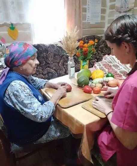 Многодетную маму, ветерана труда в Лениногорском районе посетили соцработники