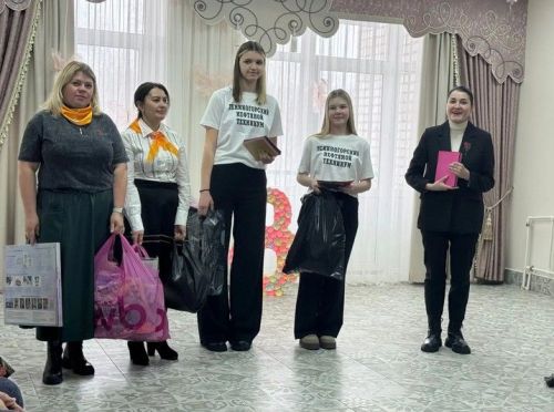 Студенты в Лениногорске навестили жильцов дома-интерната для пожилых