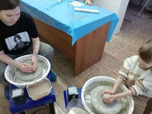 В Лениногорске дети с родителями лепили глиняные вазы