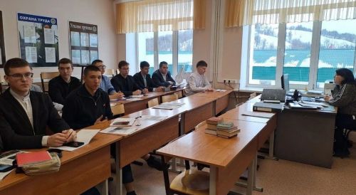 Студентам Лениногорска рассказали о возможности обучения на водительских курсах