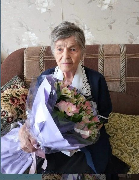 В Лениногорске с 91-летием поздравили Нину Храмову, долгие годы дарившую женщинам радость материнства