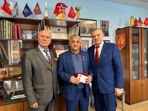 Генерал Александр Бородин наградил лениногорского депутата Орденом «Доблести»