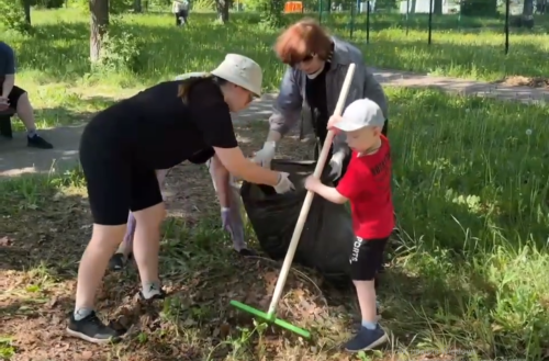 В Лениногорске в «День лесопарка» на субботник вышли 500 человек