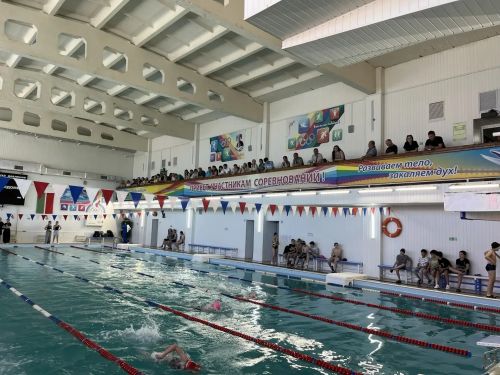 Спортсмены Лениногорска участвовали в заключительных соревнованиях плавательного сезона