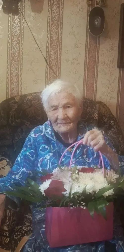 В Лениногорске труженицу тыла Елену Афанасьеву поздравили с 97-летием