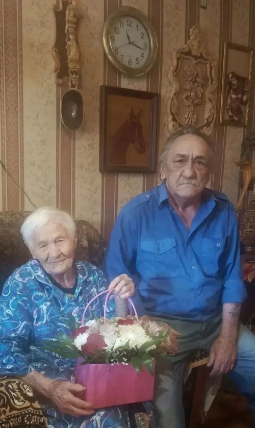 В Лениногорске труженицу тыла Елену Афанасьеву поздравили с 97-летием