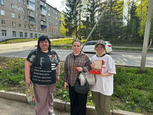 Участники центра «Логос» в Лениногорске раздавали прохожим города Георгиевские ленты