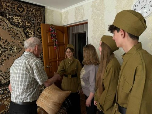 Молодежь Лениногорска поздравила с Днем Победы ветеранов тыла