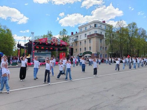 В Лениногорске на центральной площади впервые состаялось прямое включение с Парада из  Москвы