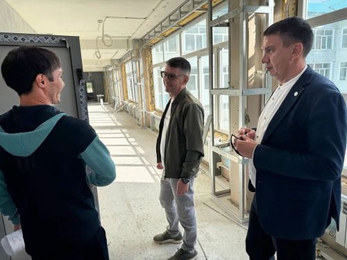 Глава Лениногорского района проинспектировал ход ремонта одной из городских школ