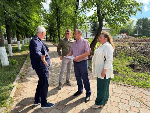 Глава Лениногорского района Марат Гирфанов оценил ход работ по благоустройству парка «Малыш»