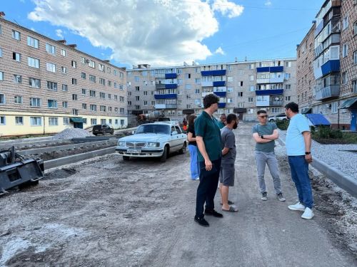 Глава Лениногорского района инспектировал ход ремонта дворов