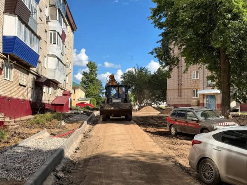 Глава Лениногорского района инспектировал ход ремонта дворов