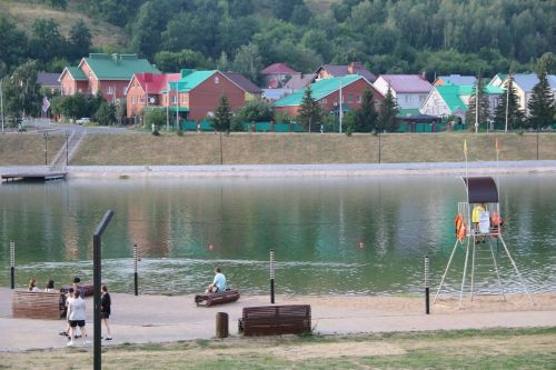 На нижнем озере Лениногорска работает спасательный пост с дежурствами спасателей