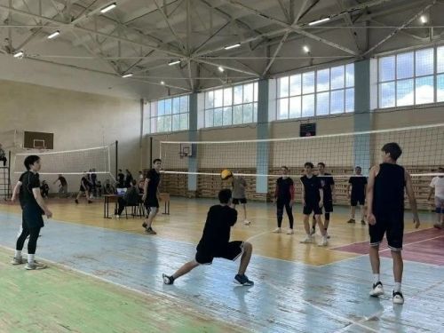 В Лениногорском техникуме прошли соревнования по волейболу среди любительских команд