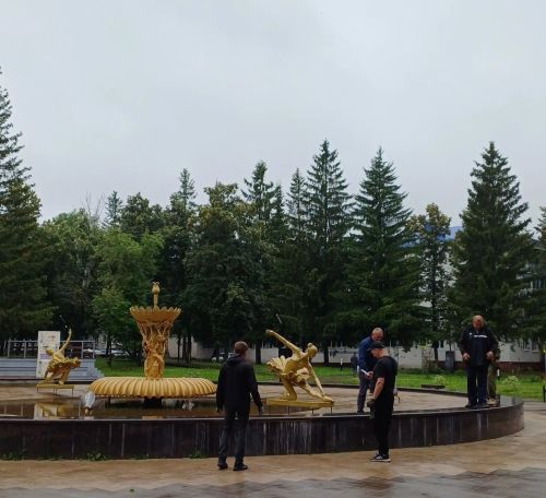 В Лениногорске после ремонта на фонтане установили скульптуры балерин