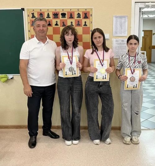 Лениногорские шахматисты вернулись с турнира с кубками победителей