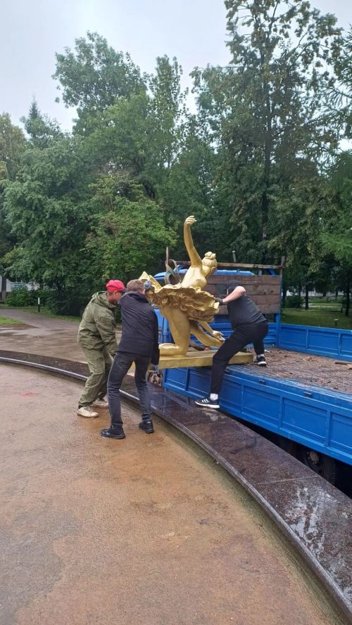 В Лениногорске после ремонта на фонтане установили скульптуры балерин