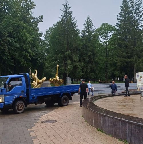 В Лениногорске после ремонта на фонтане установили скульптуры балерин
