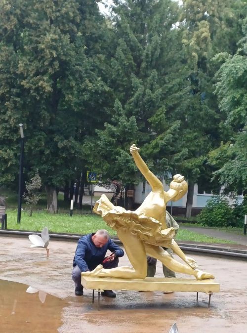 В Лениногорске после ремонта на фонтане установили скульптуры балерин
