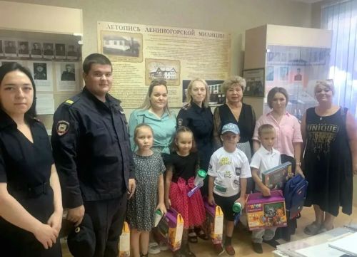 Сотрудники полиции Лениногорска вручили будущим первоклассникам школьные принадлежности