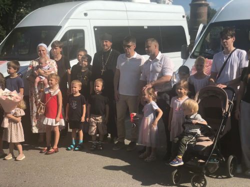 Двум многодетным семьям глава Лениногорского района вручил ключи от автомобилей