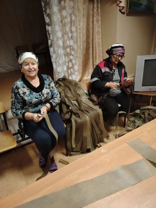Волонтеры Лениногорского района передали бойцу СВО маскировочную сеть