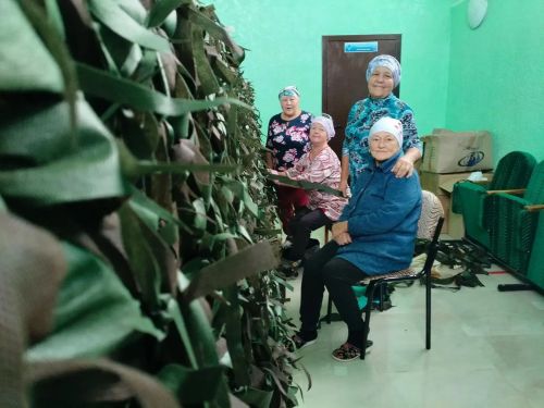 Волонтеры из Лениногорского района изготовили 70-ю по счету маскировочную сеть