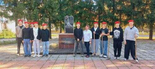 В Лениногорске школьники и ветераны провели совместный субботник ко Дню пожилого человека