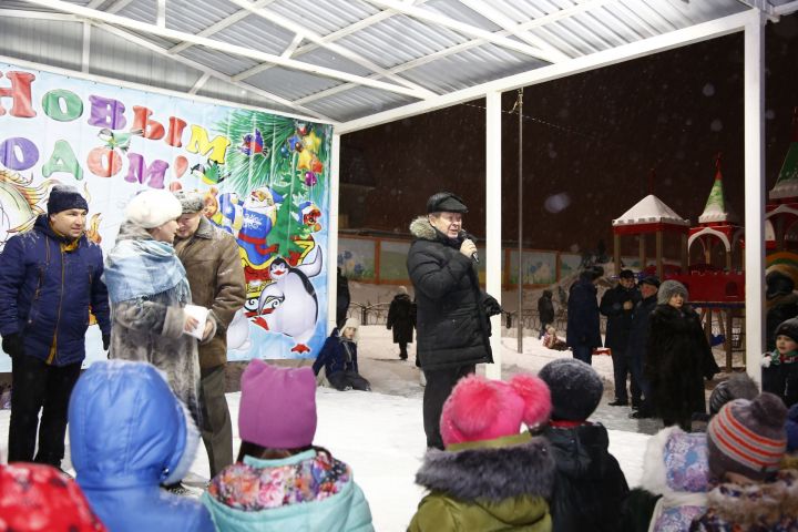 На новый год в лениногорском дворе пришли герои сказок