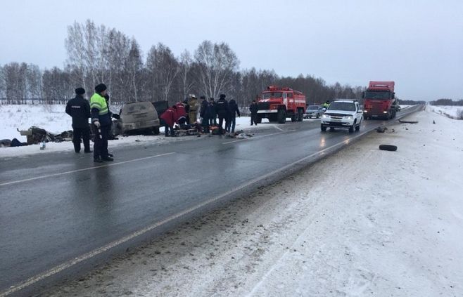 В Новосибирской области при столкновении двух авто погибли шесть человек