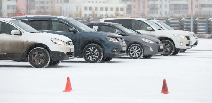 Можно ли на парковке оставлять автомобиль на передаче?