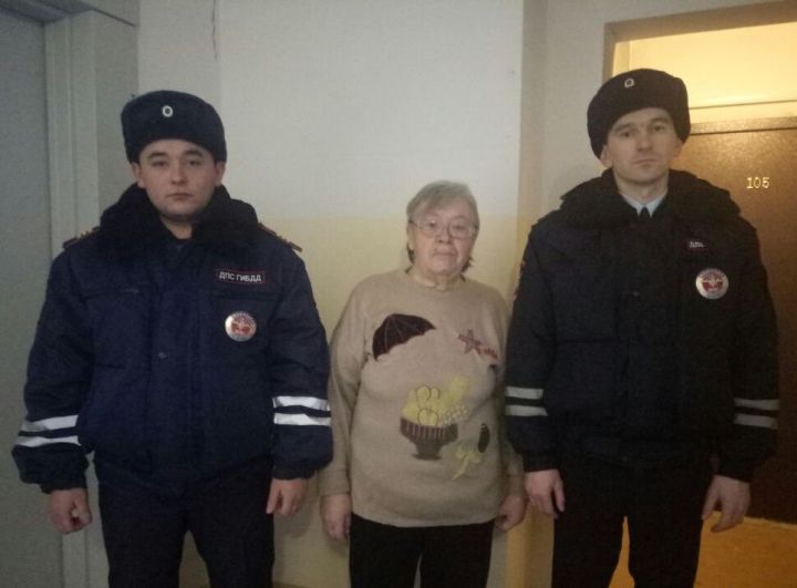 В Татарстане инспекторы ДПС помогли пожарным спасти из горящей квартиры людей