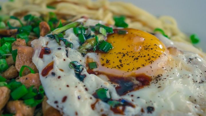 Рецепт низкоуглеводного завтрака из яиц: ЯЙЦА, ЗАПЕЧЁННЫЕ В ПОЛОВИНКАХ БОЛГАРСКОГО ПЕРЦА С СЫРОМ