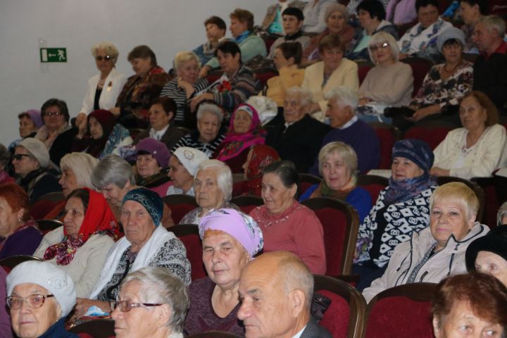 Праздничный концерт ко Дню пожилых людей состоялся в Лениногорском Дворце культуры