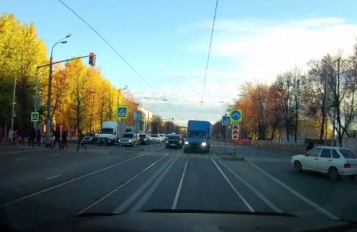 В Татарстане сотрудники ГИБДД привлекли к ответственности водителя «Газели», выехавшего на трамвайные пути встречного направления