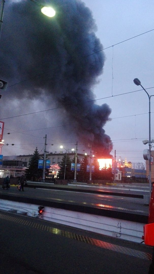 Очевидцы сняли на видео пожар в гипермаркете «Лента» в Санкт-Петербурге