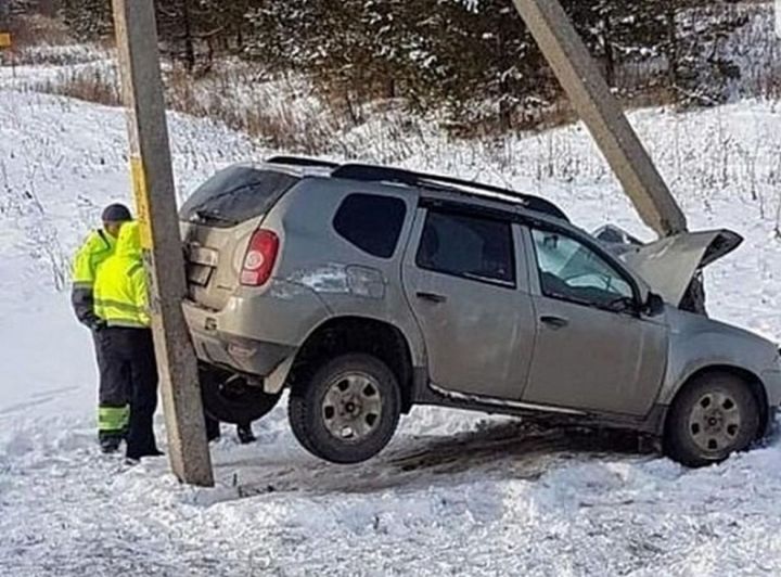 В Татарстане внедорожник вылетел с трассы и застрял между двух столбов