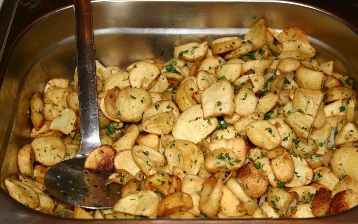 Рецепт дня! Картофель, запеченный с чесноком в сухарях