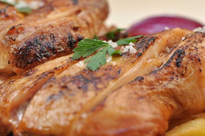 Курица в кефире в духовке — как приготовить, чтобы мясо получилось вкусным и нежным