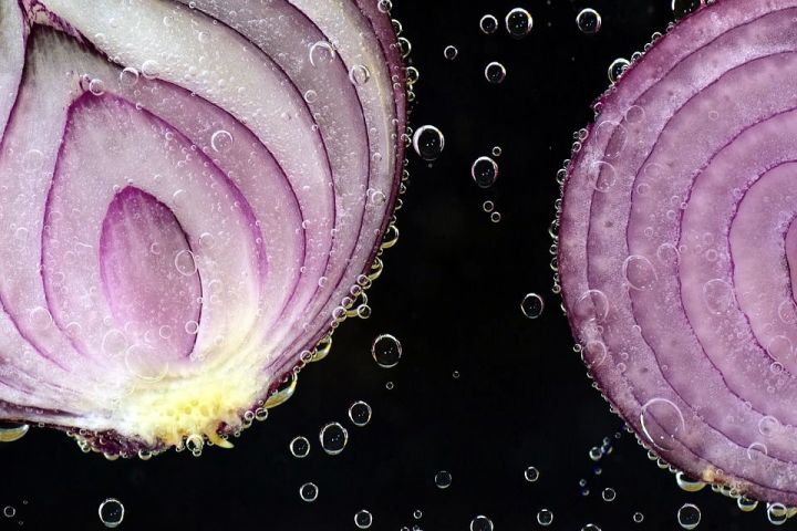Сырой лук — источник молодости и сильнейший регенератор клеток! Берем самую обычную луковицу…