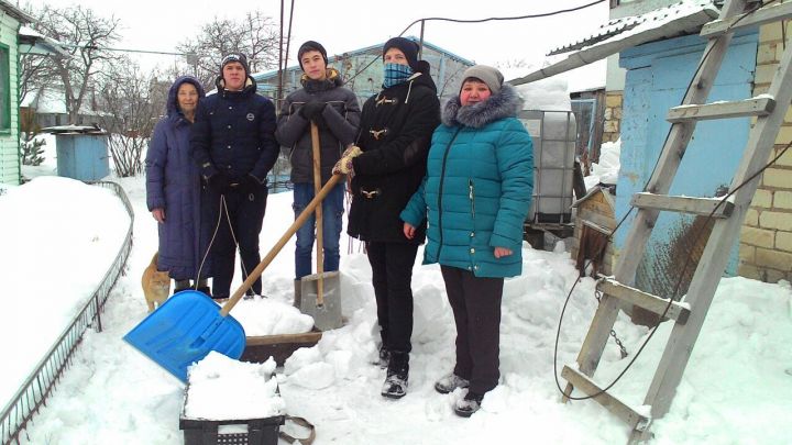 Лениногорские волонтеры помогают пожилым людям