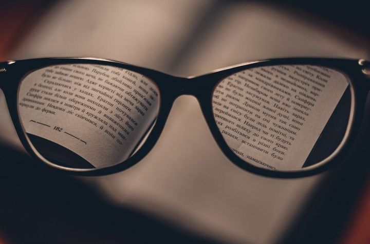 7 мифов о зрении: «Не читай в темноте — испортишь глаза»